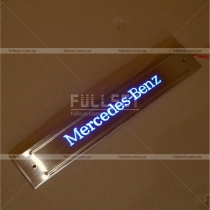 Подсветка порога пассажирской двери с надписью Mercedes Benz