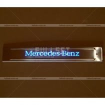 Подсветка порога пассажирской двери с надписью Mercedes Benz