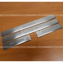 Внутренние накладки на порожки салона с выдавленным логотипом Octavia