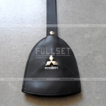 Крючок для сумок в кожаном чехле-кармашке на ремешке с эмблемой Mitsubishi