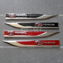Эмблемы на крыло в красном и черном исполнении с символикой марки автомобилей Toyota
