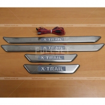 Порожки в салон с неоновым логотипом X-Trail