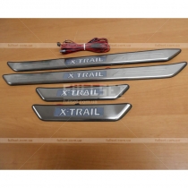 Порожки в салон с неоновым логотипом X-Trail