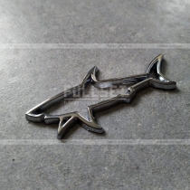 Эмблема акула контурная, хромированная металлическая (размер: 75 мм на 30 мм)