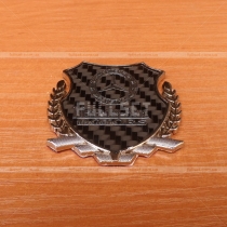 Значок Mercedes Benz на карбоновом фоне с хромированным гербом (размер: 6,5 см на 5.5 см)