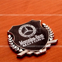 Значок Mercedes Benz на карбоновом фоне с хромированным гербом (размер: 6,5 см на 5.5 см)