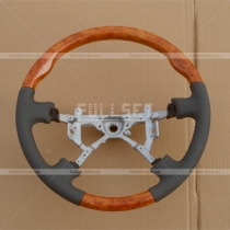 Штатное рулевое колесо оформленное вставками под дерево и перфорированной кожей