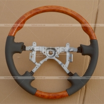 Штатное рулевое колесо оформленное вставками под дерево и перфорированной кожей