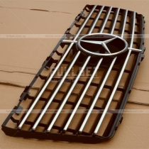 Решетка радиатора с шестью горизонтальными полосками и логотипом 
