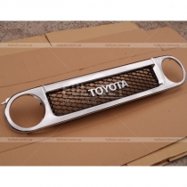 Хромированная решетка радиатора с надписью Toyota