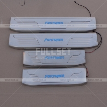 Защитные накладки на пороги-широкие с неоновой надписью Fortuner