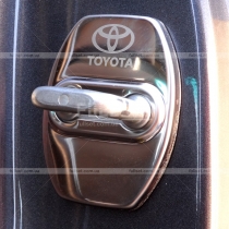 Хромированные накладки на петли дверных замков с эмблемой Toyota