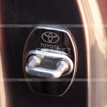 Хромированные накладки на дверные замки с эмблемой Toyota
