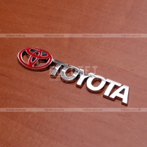 Хромированная надпись Toyota с красным значком (размер: 9 см на 2 см)