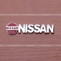 Эмблема и надпись Nissan