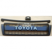 Решетка радиатора черная матовая с надписью Toyota