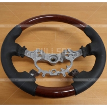 Рулевое колесо со вставками дерева, обшитое кожей