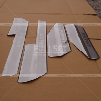 Хромированные накладки дверных порогов с надписью Amarok (установка на пластиковый порожек)