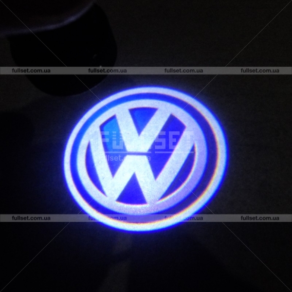 Проектор логотипа в двери Volkswagen